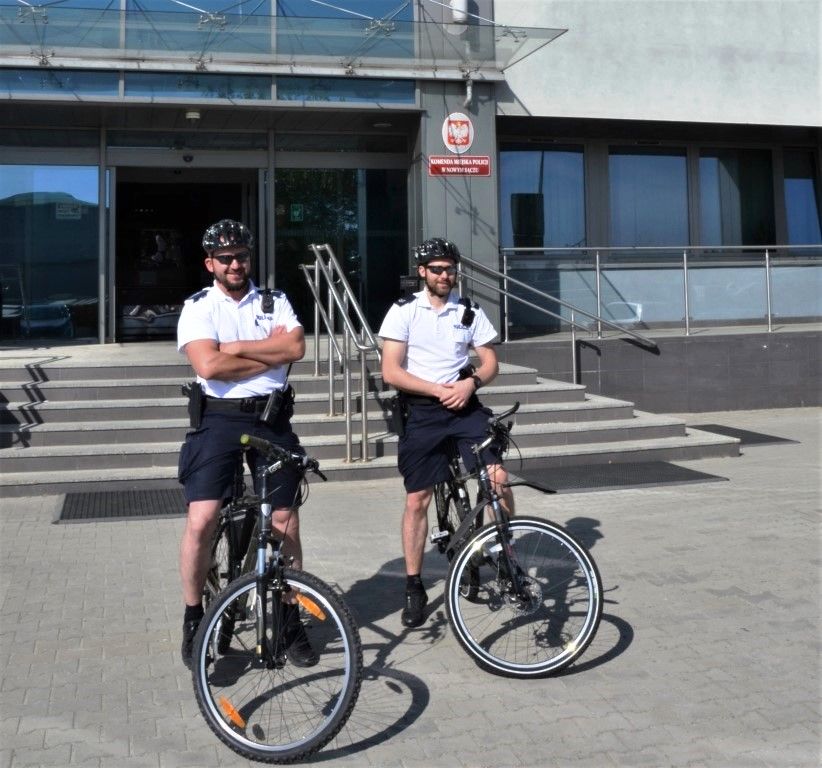 policjanci przy rowerach przed komendą