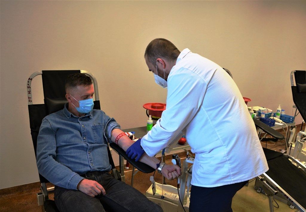 10. pracownik komendy podczas przygotowania do oddawania krwi, pracownik RCKiK założył mu opaskę uciskową