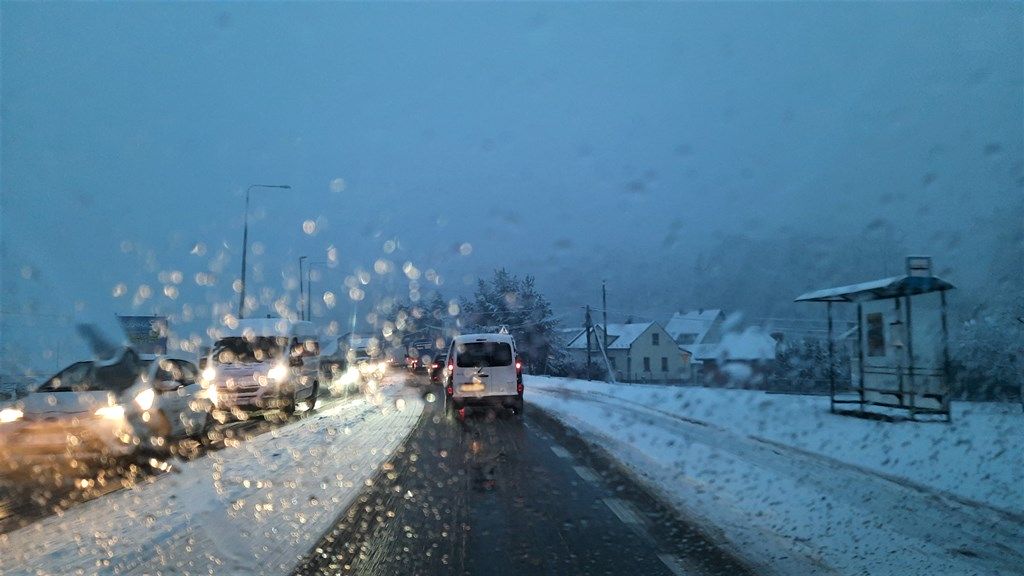 samochody na drodze, zimowe warunki, widok z wnętrza pojazdu